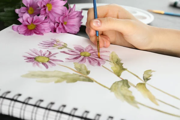 Mulher Desenhando Belas Flores Crisântemo Caderno Esboços Mesa Close — Fotografia de Stock