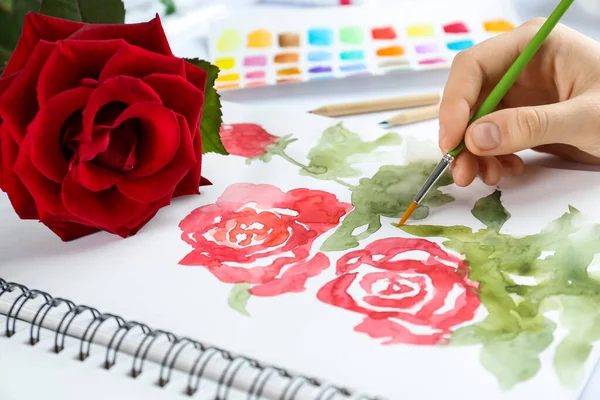 Mulher Pintando Rosas Caderno Esboços Mesa Branca Close — Fotografia de Stock