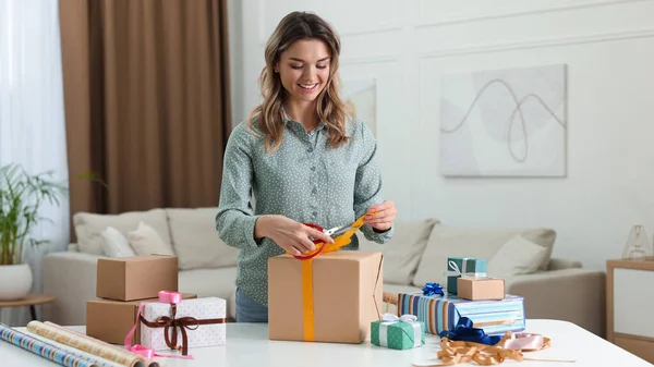 Vacker Ung Kvinna Inslagning Gåva Vid Bordet Vardagsrummet — Stockfoto