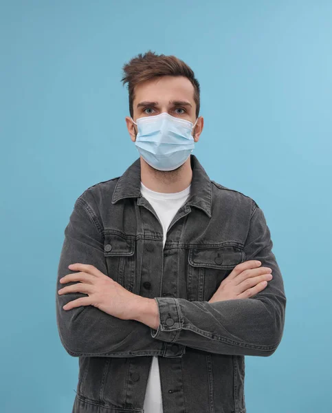 Porträtt Man Med Medicinsk Mask Ljusblå Bakgrund — Stockfoto