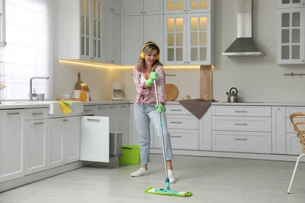 Hermosa Mujer Joven Con Auriculares Cantando Mientras Limpia Cocina — Foto de Stock