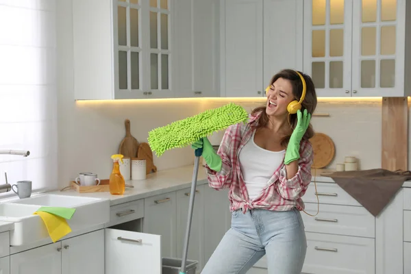 Mulher Bonita Com Fones Ouvido Cantando Enquanto Limpa Cozinha — Fotografia de Stock