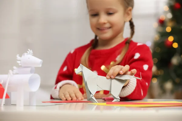 Roztomilá Holčička Papírovou Hračkou Pro Den Svatého Mikuláše Doma Zaměření — Stock fotografie