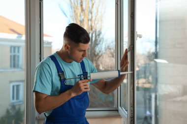 İnşaat işçisi kapalı kalafat ile pencere sızdırmazlık