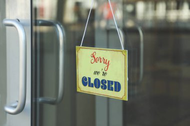 Sarı işaretli mesaj. Üzgünüm, cam kapıya asılı kaldık. Coronavirus karantinası