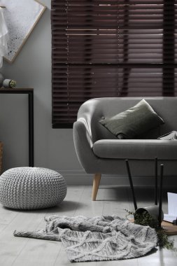 Şiddetli bir depremden sonra iç mekan.