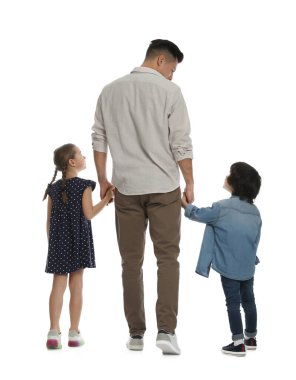 Beyaz arka planda babaları olan çocuklar.