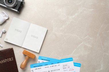 Pasaport, pul ve uçak biletlerinin olduğu düz kompozisyon, metin için boşluk