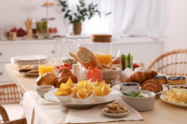 Masada farklı yemekler olan tabaklar. Lüks brunch.