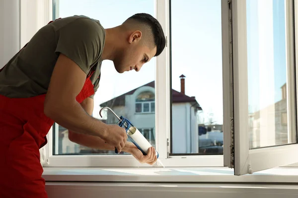 Bauarbeiter Versiegelt Fenster Mit Kessel Haus — Stockfoto