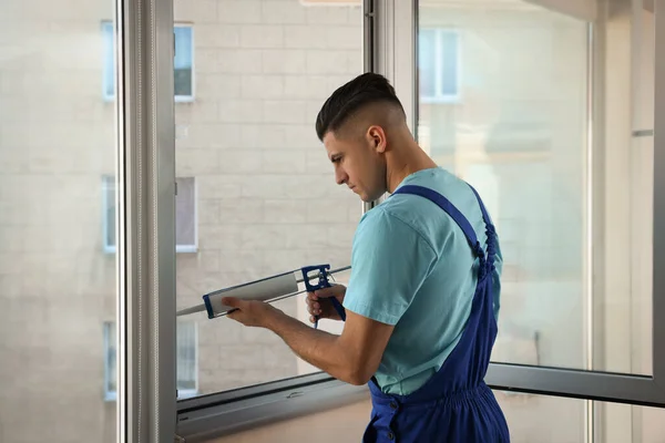 Ouvrier Construction Étanchéité Fenêtre Avec Calfeutrage Intérieur — Photo