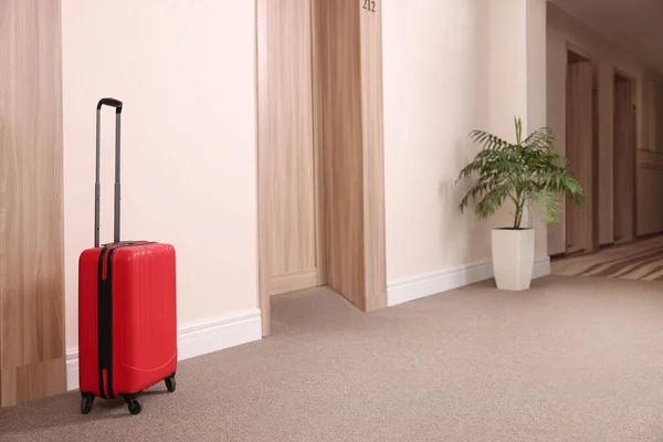 Modern Red Suitcase Empty Hotel Corridor — Stock Photo, Image