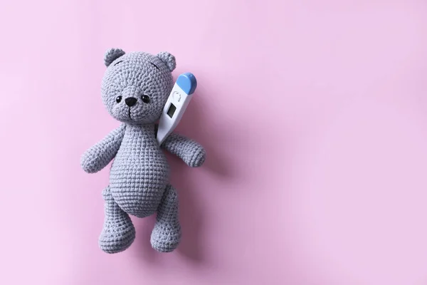 玩具熊与温度计粉红色背景 顶部视图 案文的篇幅 — 图库照片