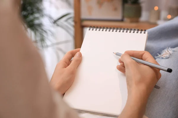 女人在家里用铅笔画素描本 — 图库照片