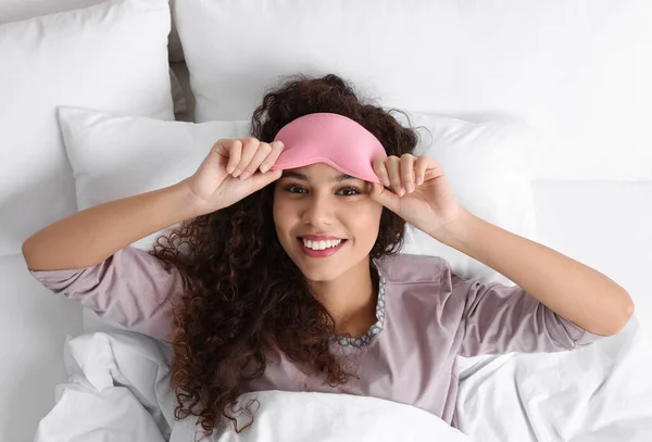 Glad Afroamerikansk Kvinna Med Sovmask Sängen Ovanifrån — Stockfoto