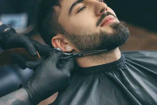 Peluquería Profesional Trabajando Con Cliente Barbudo Barbería Primer Plano — Foto de Stock