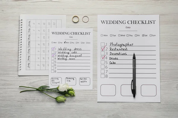 白い木製のテーブルの上の結婚式のチェックリストとカレンダーとフラットレイアウトの組成 — ストック写真