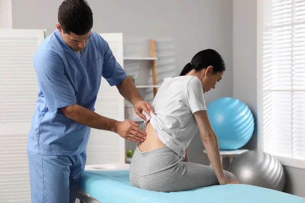 Orthopedist Examining Woman Back Clinic Scoliosis Treatment — Stock Photo, Image