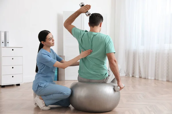 Orthopedist Helping Patient Exercise Dumbbells Clinic Scoliosis Treatment — Stock Photo, Image