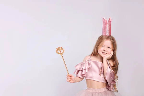 Menina Bonito Vestido Fada Com Coroa Rosa Varinha Mágica Fundo — Fotografia de Stock