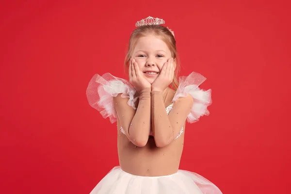 Nettes Mädchen Feenkleid Mit Diadem Auf Rotem Hintergrund Kleine Prinzessin — Stockfoto