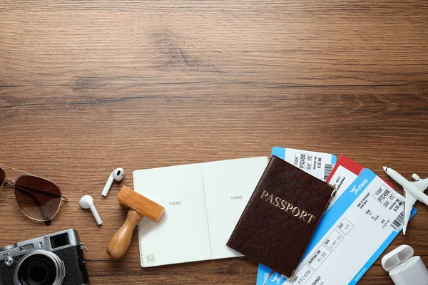 Επίπεδη Σύνθεση Διαβατήρια Γραμματόσημα Και Αεροπορικά Εισιτήρια Ξύλινο Τραπέζι Χώρος — Φωτογραφία Αρχείου