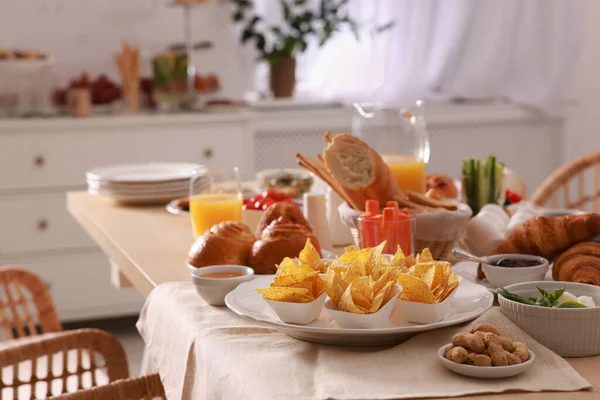 Platos Con Diferentes Alimentos Mesa Habitación Almuerzo Lujo — Foto de Stock