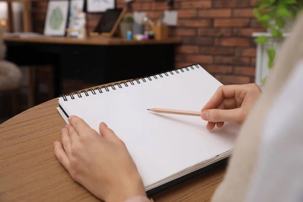 Dibujo Mujer Cuaderno Dibujo Con Lápiz Casa Primer Plano — Foto de Stock