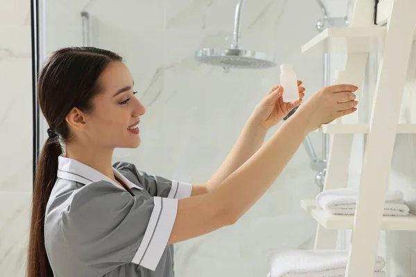 Chambermaid Colocando Garrafa Shampoo Prateleira Banheiro Hotel — Fotografia de Stock