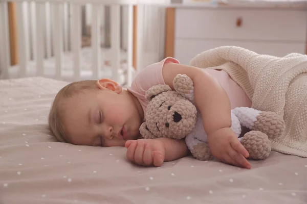 Bayi Kecil Yang Manis Dengan Mainan Beruang Tidur Tempat Tidur — Stok Foto