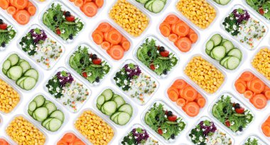 Beyaz arka planda farklı lezzetli yiyeceklere sahip bir sürü konteynır var. Kolaj