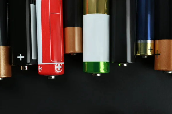 Wiele Różnych Baterii Czarnym Tle Płaski Leżak — Zdjęcie stockowe