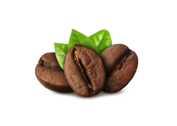 Ароматические Жареные Кофейные Зерна Свежие Зеленые Листья Белом Фоне — стоковое фото