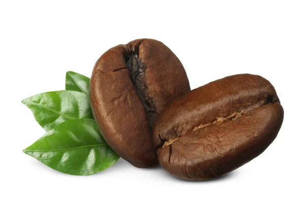香气浓郁的烤咖啡豆和白色背景的新鲜绿叶 — 图库照片