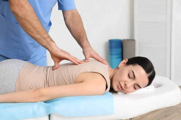 Ortopedista Masajeando Espalda Una Joven Clínica Primer Plano Tratamiento Escoliosis —  Fotos de Stock