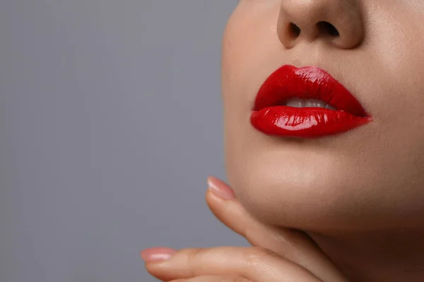 Vista Cerca Mujer Con Hermosos Labios Llenos Sobre Fondo Gris — Foto de Stock