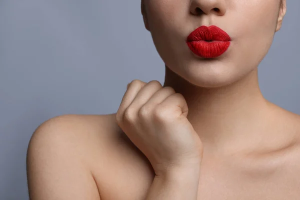 Vista Cerca Hermosa Mujer Puckering Labios Para Beso Sobre Fondo —  Fotos de Stock