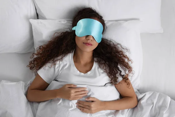 Afro Amerikaanse Vrouw Met Slaapmasker Bed Bovenaanzicht — Stockfoto