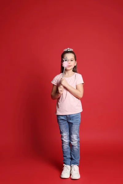 Aranyos Lány Diademben Varázspálcával Piros Háttérben Kicsi Hercegnő — Stock Fotó