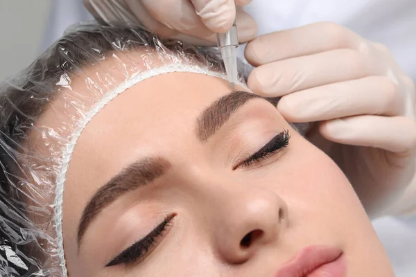 Mladá Žena Během Procedury Permanentního Make Upu Obočí Detailní Záběr — Stock fotografie
