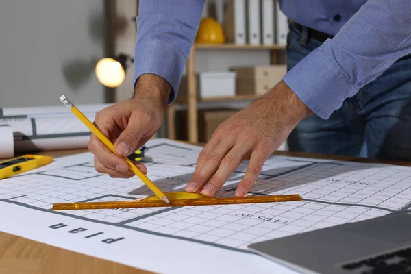 Arquiteto Trabalhando Com Desenhos Construção Escritório Close — Fotografia de Stock