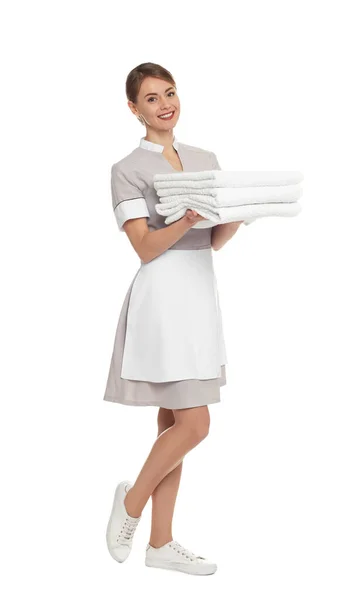 Portret Pokojówki Ręcznikami Białym Tle — Zdjęcie stockowe