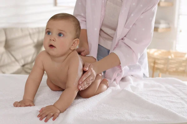 Moeder Aanbrengen Lichaam Crème Haar Kleine Baby Thuis Close — Stockfoto