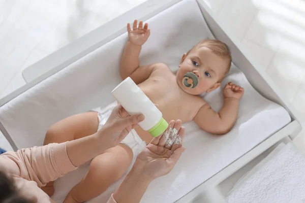 Mother Dusting Powder Her Baby Home Closeup — Stock Photo, Image