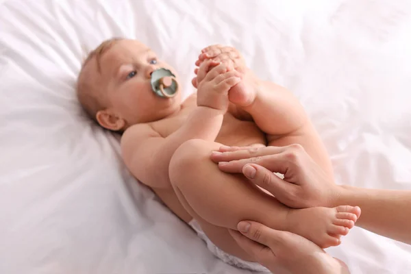 Mor Masserar Sin Söta Baby Med Olja Sängen Närbild — Stockfoto