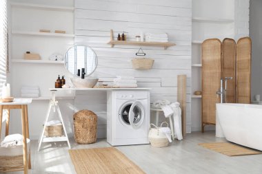 Modern çamaşır makinesiyle banyo iç dekorasyonu.