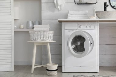 Modern çamaşır makinesiyle banyo iç dekorasyonu.