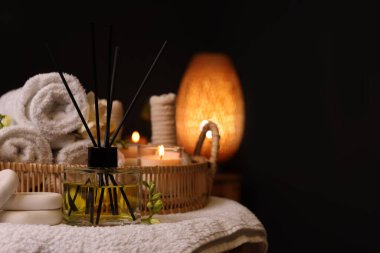 Aromatik kamış oda spreyi ve spa taşları kapalı masa, metin için yer