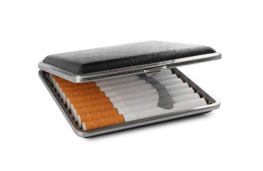 Beyaz sigara izole edilmiş şık bir çanta.