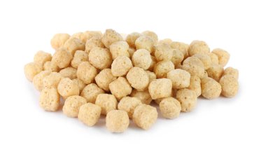 Beyaz arka planda gevrek mısır topları. Kahvaltı gevreği.